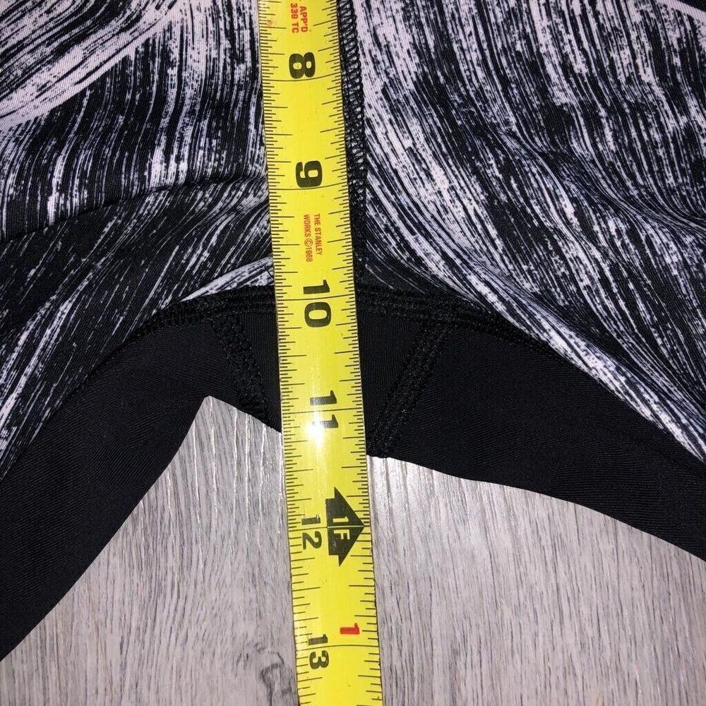Lululemon Women’s Size 4 Hot To Street Crop Capri Black White Athletica Leggings - Picture 9 of 11